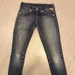 Superfina jeans i äkta denim med unika detaljer. Hål på ena knät, men det förhöjer bara ”vintage-intrycket” 