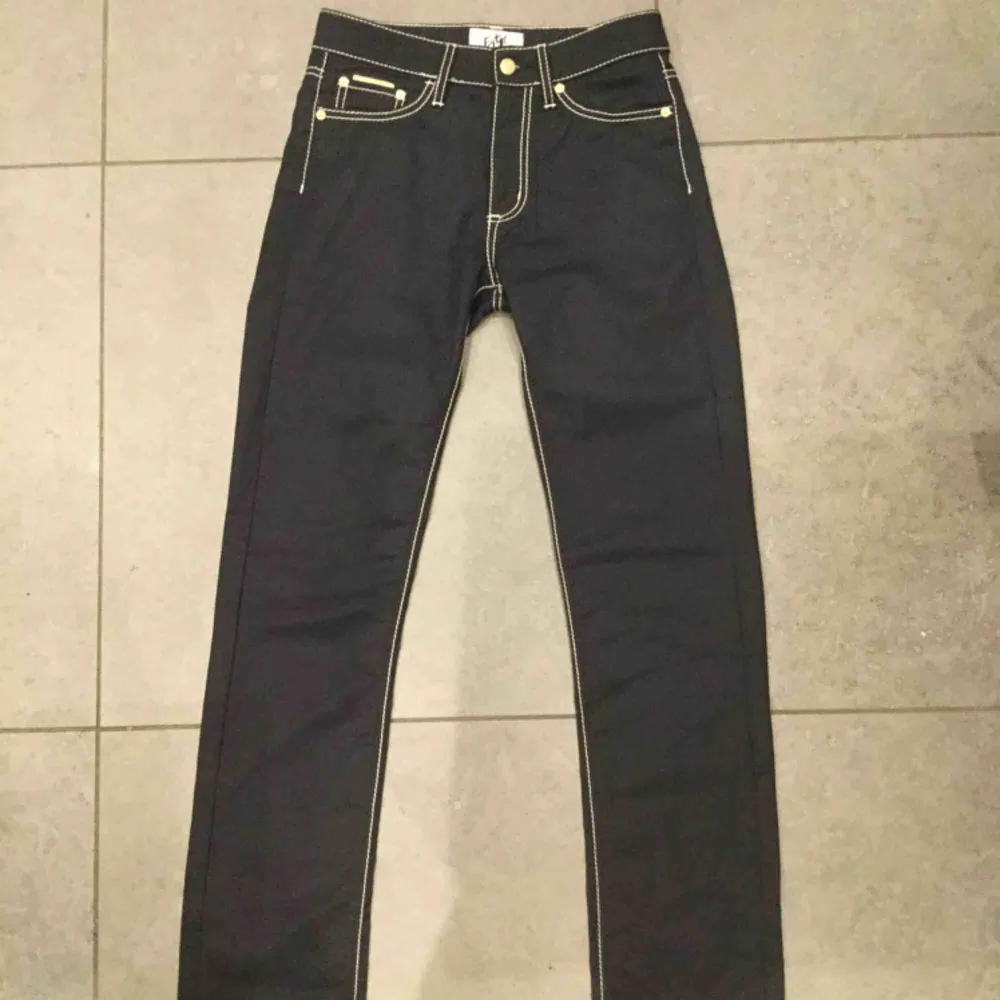 Cypress jeans från Eytys! Storlek 29/34 men jag bär oftast strl. 25-26 i midjemått. Endast använd ett fåtal gånger.   Ordinariepris: 1900kr . Jeans & Byxor.