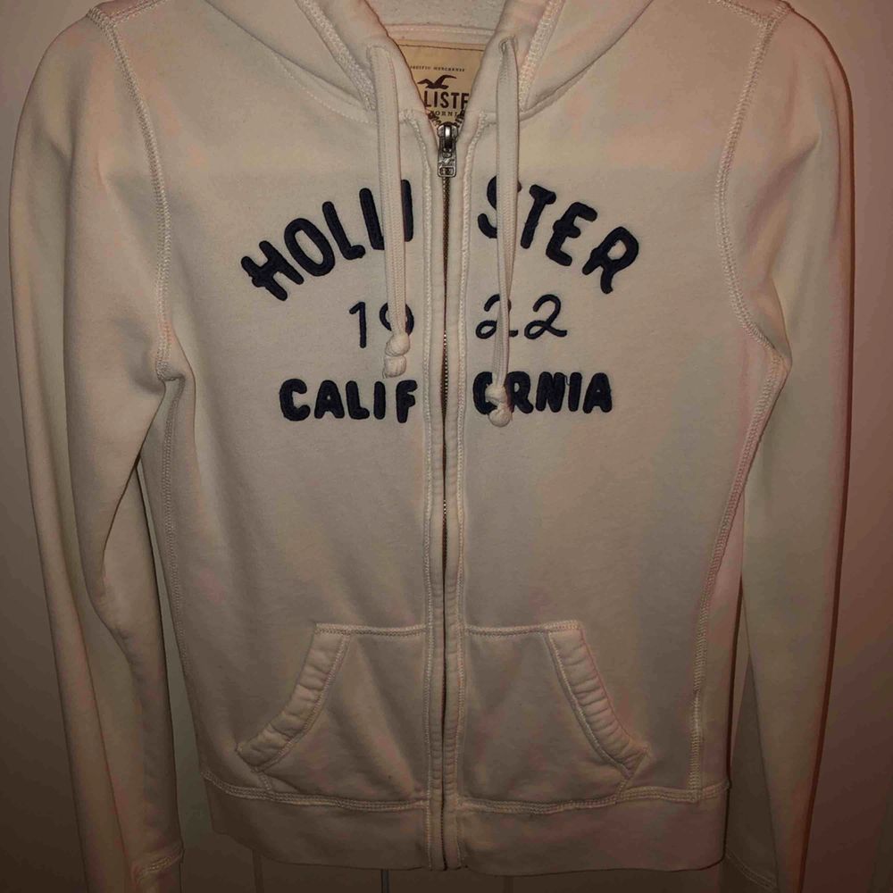 Hollister zip up hoodie i M, dock ganska liten i storlek så skulle säga att den sitter som en S. . Huvtröjor & Träningströjor.