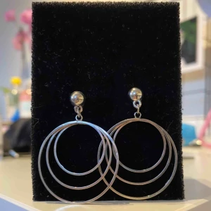  - Ett par jättesnygga örhängen från Glitter. Köptes i somras och är använda en gång, men får aldrig användning för de längre! 