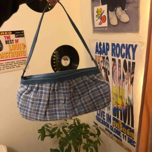  - Söt väska köpt second hand, den är i fint skick men säljer pga att den aldrig kommit till användning💕 frakt tillkommer! Högsta bud får köpa som just nu ligger på 80 kr