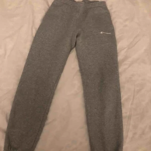  - Jätte fina Champion mjukis byxor som säljs pågrund av att dem är för små Frakt står köparen för  Bud på 170kr