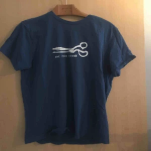  - En blå T-Shirt med tryck