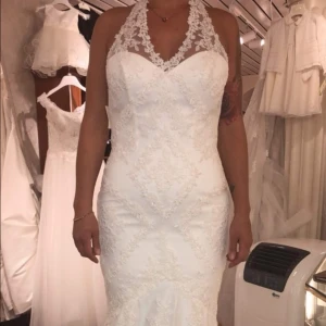 Bröllopsklänning - Otroligt vackra detaljer och snygg passform. Köpt och använd hösten 2018 stl:36 och uppsydd efter min längd (168cm)  inköpspris:19000kr skickar gärna fler bilder vid intresse. 