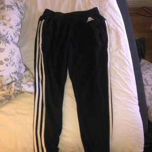  - Mjukis byxor från Adidas, modellen är rätt kort. Frakt ingår 