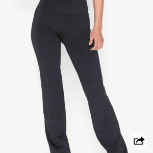  - Nike träningstights i bootcutmodell, liknar yogapants! Superfina & sköna men tyvärr lite försmå.