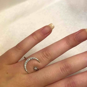  - Silvrig ring, aldrig använd  Frakten ingår i priset 