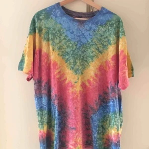  - En Tie Dye-T-shirt från Beyond Retro. Storleken är L men jag som vanligtvis har S har använt den som en oversized-T-shirt.