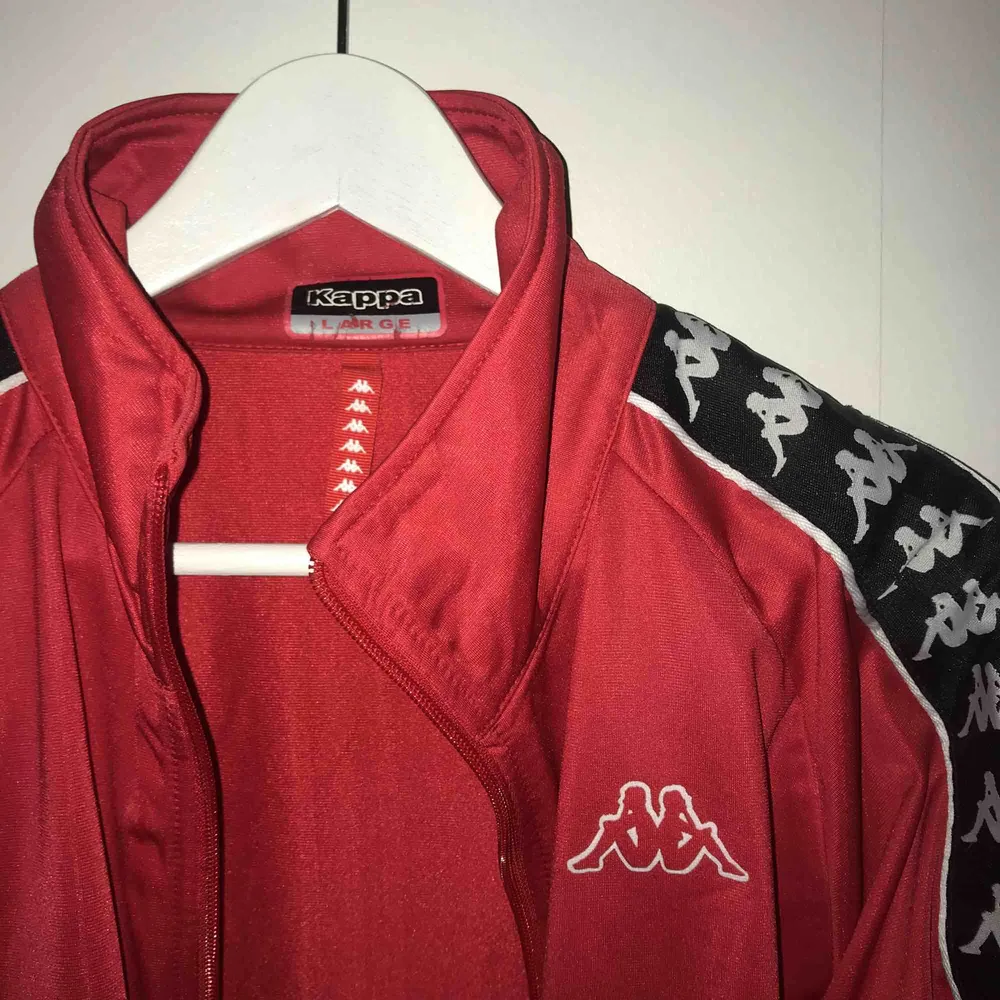 En snygg Kappa zip-up tröja i ny-skick, nypris är ca 800kr å har användt den 2-3 gånger. Storleksmässigt lutar den mer mot en M, men den passar nog en person som bär Large. Mötes helst upp i Göteborg men frakt kan diskuteras❤️. Hoodies.