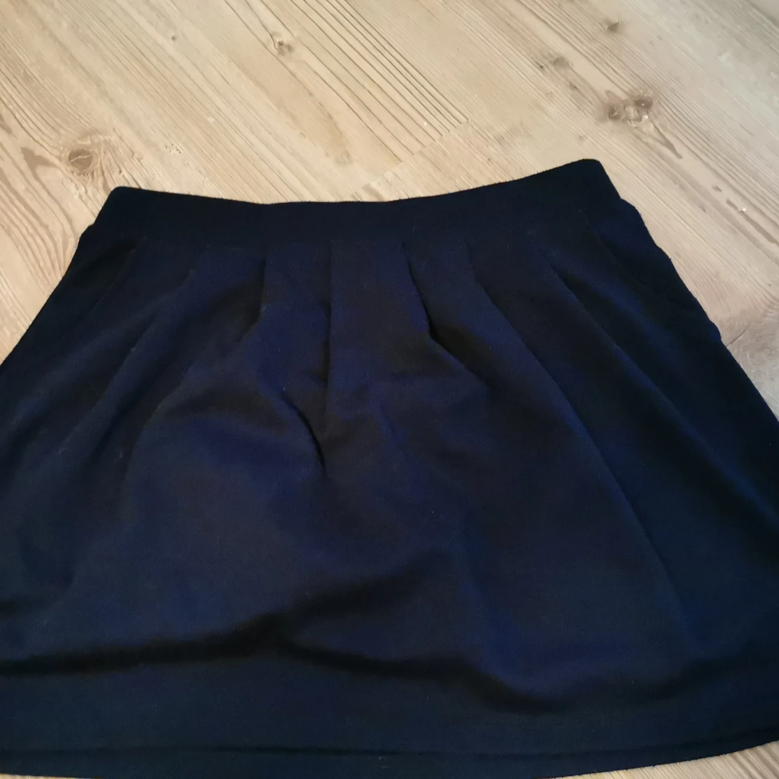 Kort kjol med veckat tyg - 90