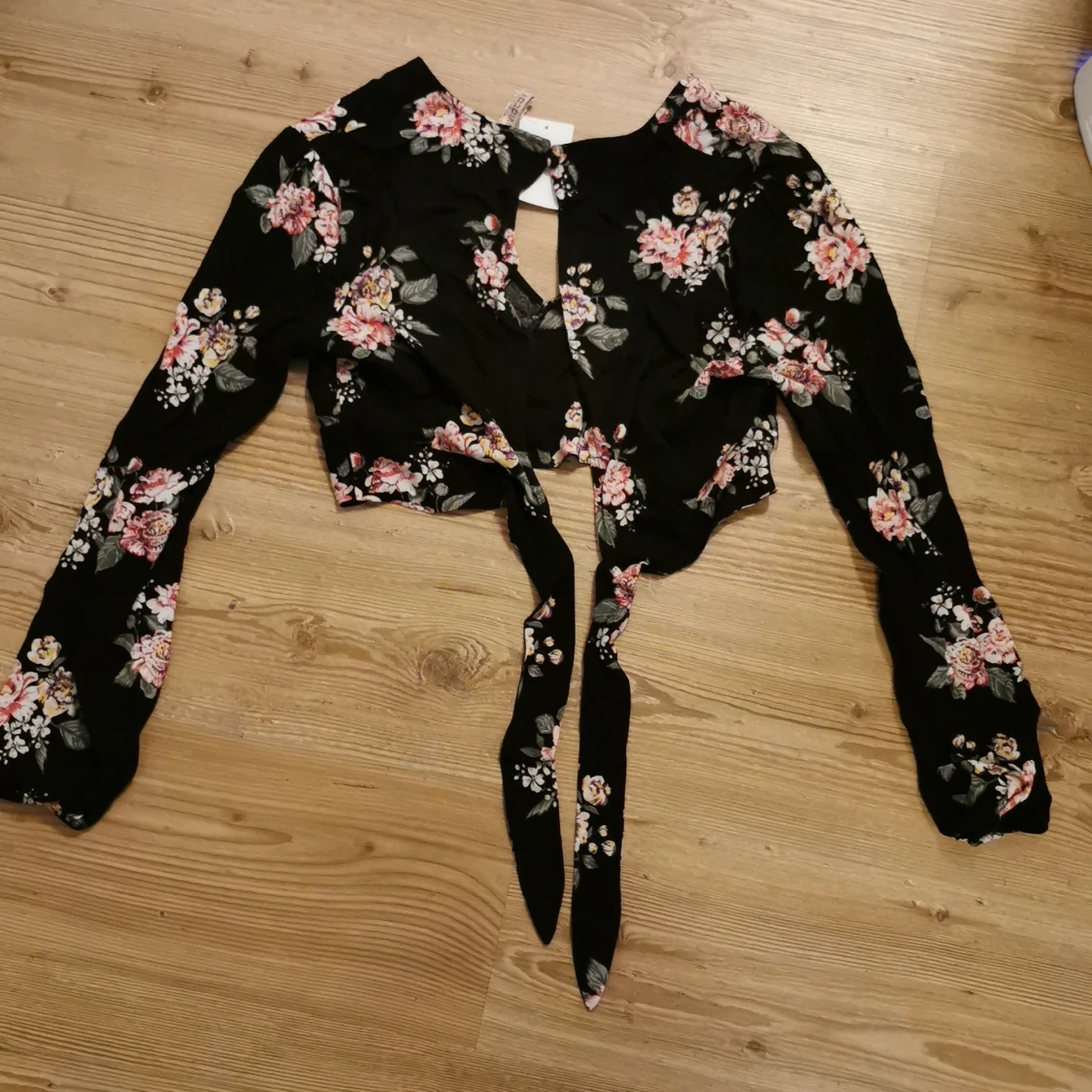Svart blommig crop top. - 90