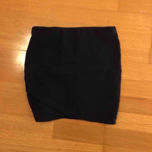  - En mörkblå kjol.