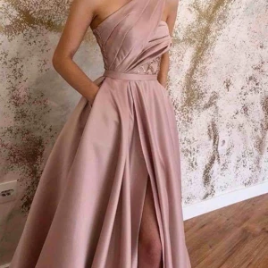  - Vacker långklänning. Klänningen har en utsmyckad överdel samt ett fint fall och passar perfekt till festliga tillfällen. Använt en gång. Priset ingår frakt.