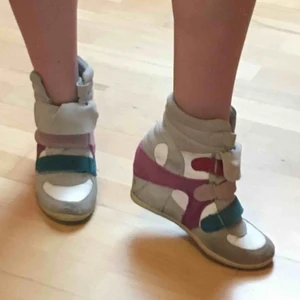  - ❤️Superfina klackskor i härliga färger som tyvärr aldrig kommer till användning. Ett av banden har gått av men är påsytt igen och syns inte. Kan skicka tydligare bild.❤️