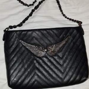Snygg svart väska! Säljer pga behöver rensa garderoben och låta nån annan njuta av väskan skönhet! :) 
