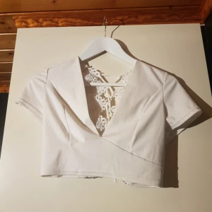  - Snygg kort topp. Märkt M men liten i strl. Så som S. Köpare står för frakt 