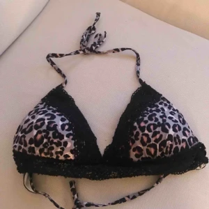  - Jätte fin bikini överdel från cubus, den är i storlek S passar även xs o m eftersom man kan justera väldigt mycket😍