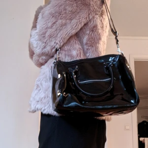  - Svart lackväska. Avtagbart och reglerbart axelband! Den är rosa inuti.  Superfin men kommer inte till användning 🌸