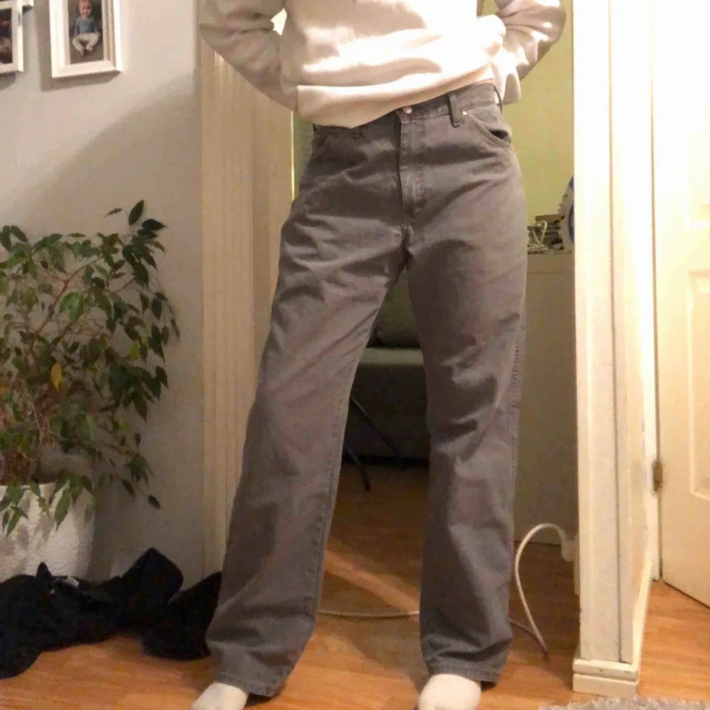 Säljer dessa gråa jeans från dickies, jag brukar ha storlek m och de är rätt så stora i midjan (skulle säga att de är L) men om man inte är en L funkar det med skärp eller om man syr in dom🥰🥰. Jeans & Byxor.