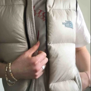  - Superfin väst från the north face i äkta dun.    Fri frakt!:)  Högsta budet vinner!