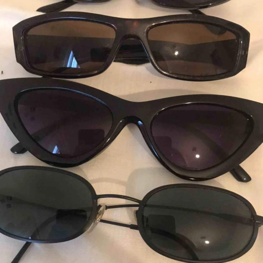 Coola glasögon i 90-tals stil!!!!!   Köp 1 par för 30 kr st  Köp 2 par för 50 kr  Köp alla för 120 kr 🌞🌞🌞🌞🌞🌞🌞  Frakt ca 10-20 kr 🤠. Accessoarer.