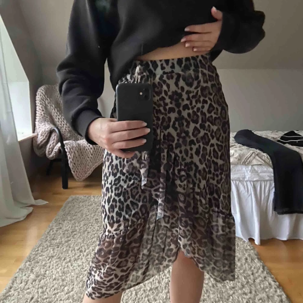 Supersnygg och skön leopard kjol från Gina. Slutar lite under knät, endast använd 1 gång. Fraktkostnad 30 kr (köpare står för frakt). Nypris- 299 kr (finns inte längre i sortimentet). Kjolar.