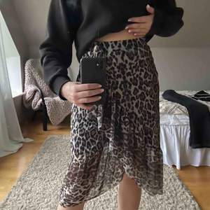 Supersnygg och skön leopard kjol från Gina. Slutar lite under knät, endast använd 1 gång. Fraktkostnad 30 kr (köpare står för frakt). Nypris- 299 kr (finns inte längre i sortimentet)