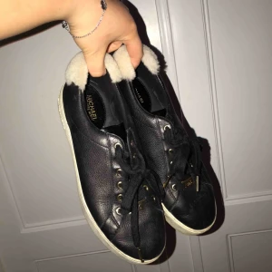  - Fina skor från Michael Kors med fluff i hälen och gulddetaljer 💕💕 sparsamt använda