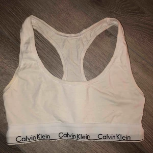 Calvin Klein topp - Använd men i bra skick! Inte vadderad Nypris 299kr                Frakt runt 15kr