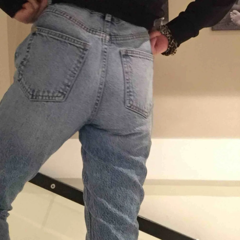 Aldrig använda endast testade!! Blåa skit snygga jeans men de är för stora för mig:/ Går ner till ankeln. Köpt på barnavdelningen men dem är som XS. Som mom jeans ungefär. Jeans & Byxor.