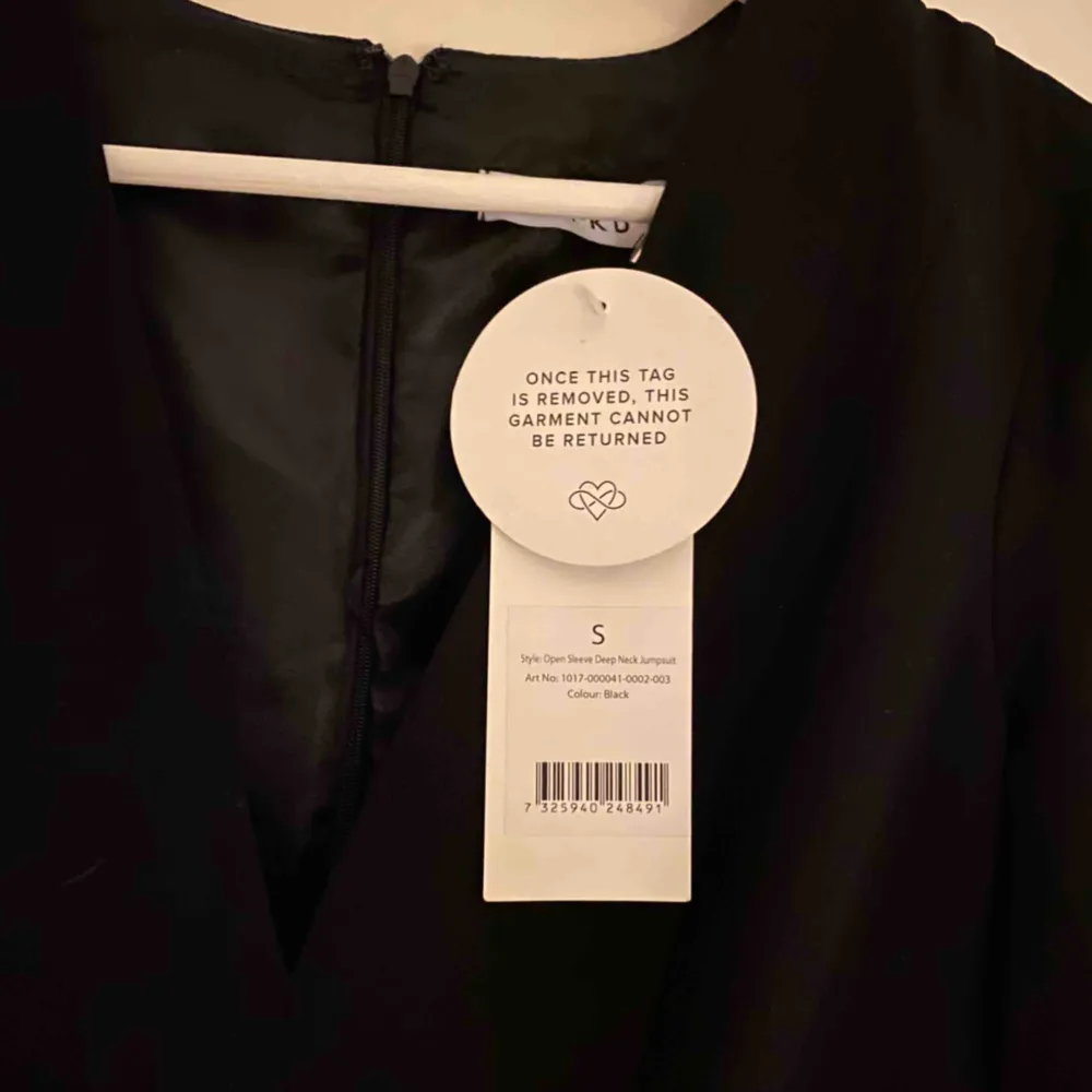 Supersnygg jumpsuit från NA-KD, aldrig använd. Nypris 699kr, säljes för 200kr. Perfekt till fest!🥳. Toppar.