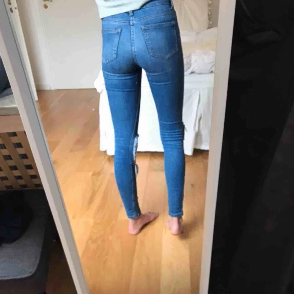Ett par jätte snygga jeans från na-kd som jag använt ca 5 gånger så dem är i bra skick, ny pris var 399kr, säljes då jag måste rensa kläder, köparen betalar frakt på 54 kronor! Swish! . Jeans & Byxor.