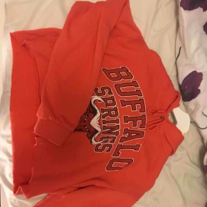  - En jättefin cropped hoodie i en rosa/orange färg passar både S och XS kan mötas i stockholm eller fraktas