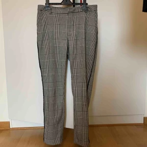  - Jättefräcka rutiga byxor, passar perfekt till en stickad tröja och ett par sneakers. De har gått sönder, men det fixar jag om du är intresserad. 
