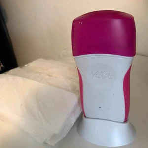  - Easy Wax Electrical Roll-On Kit Kommer med en stor påse med Veet Wax Strips.  
