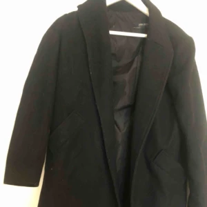  - Svart kappa från Zara Går ned till knäna på mig som är 163 cm  Fint skick!! 