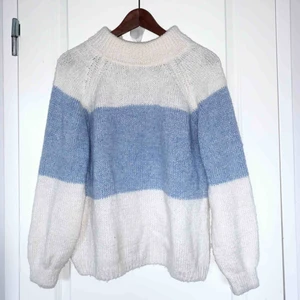  - Mycket varm och skön stickad tröja som endast använts en gång. Stor i storleken så passar även en M. ❄️