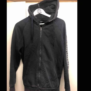  - Peak huvtröja med dragkedja strl M Skick 6-7/10 på grund av urtvättad Säljes på grund av att den är för liten för mig 