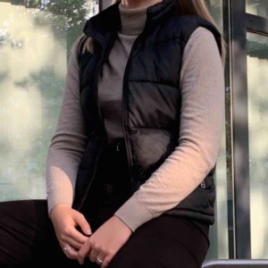  - Suuuupermysig polotröja från Morris, kommer dock inte till användning längre. Som man ser på den 3:e bilden har den ett litet hål längre ner (syns inte vid användning) därav det låga priset. Kan mötas upp i Lund/Malmö.