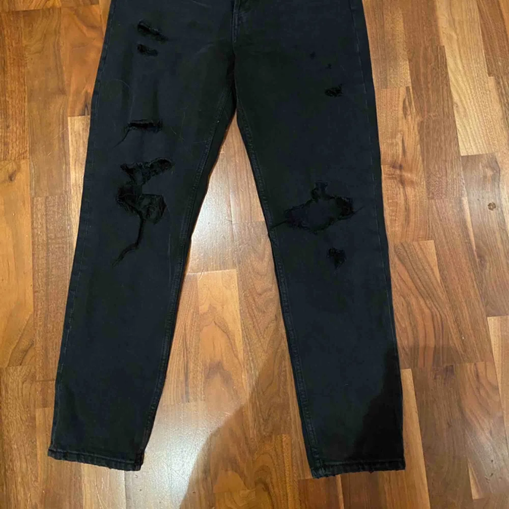 Svarta mom jeans från hm med lite hål i. Bra skick skriv om intresserad 🦋💕 . Jeans & Byxor.