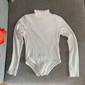  - Snygg body med lite polo (vilket jag föredrar) denna är från Boohoo ✨ jätteskönt material och inte genomskinlig. Ingen användning längre tyvärr 🌸 skriv i DM för passform. Frakt tillkommer 🎉