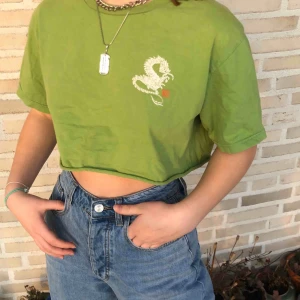  - En t-shirt från stussy. Egentligen i storlek m men eftersom att jag croppat den så är det mer storlek small. Väldigt cool 💖✌🏽✌🏽fraktar eller möts upp 