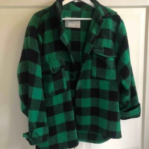  - Skitball skjortjacka köpt secondhand i strl M. Sitter snyggt oversize på. Frakten ingår i priset!⚡️