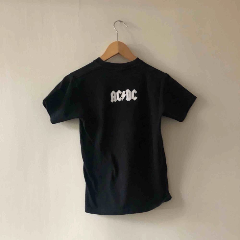 AC/DC - Damstorlek - Kan hämtas i Uppsala eller skickas mot fraktkostnad . T-shirts.