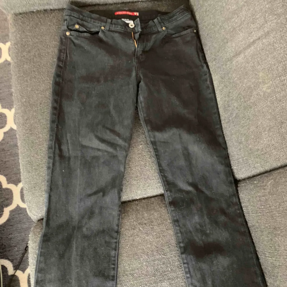 Säljer ett par vintage Guess-jeans. De är lite bredare-ish i modellen vid anklarna, stretchiga och har normal midja. Supersnygga! Unisex. . Jeans & Byxor.