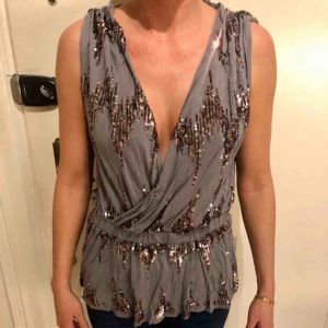  - Next with love. Snyggt linne, endast använt 1 gång. Personen är 170 cm.