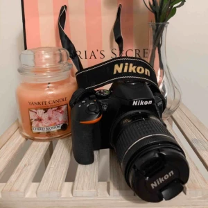  -  Nikon D5600 18-55 VR Kit. Näst intill nyskick. Ingår Låda, kameraväska, kvitto,laddare, minneskort på 4GB.  Den har touch skärm och man kan överföra bilder direkt via en app till sin mobil.   Pris kan diskuteras vid snabbaffär