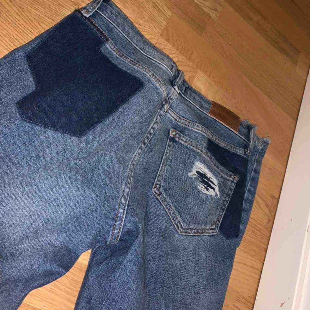 Helt oanvända jeans från riversisland,  stl. 36  riving längst ner på benen samt cool detalj i bak.  suuuperfina men dock försmå för mig. . Jeans & Byxor.