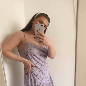  - Helt oanvänd klänning! Justerbara band och super skönt material. Jag är 165cm och har vanligtvis 40-M på överdelar/klänningar. Frakt tillkommer