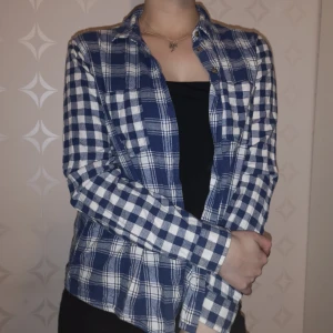  - Flanellskjorta i Medium ✨  Kolla in min sida för mer, jag samfraktar 🌺